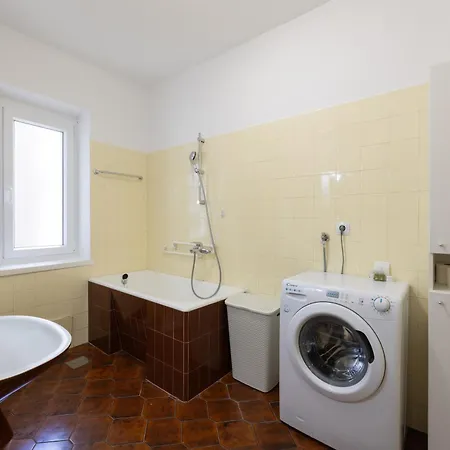 To & Old Town Apartment *